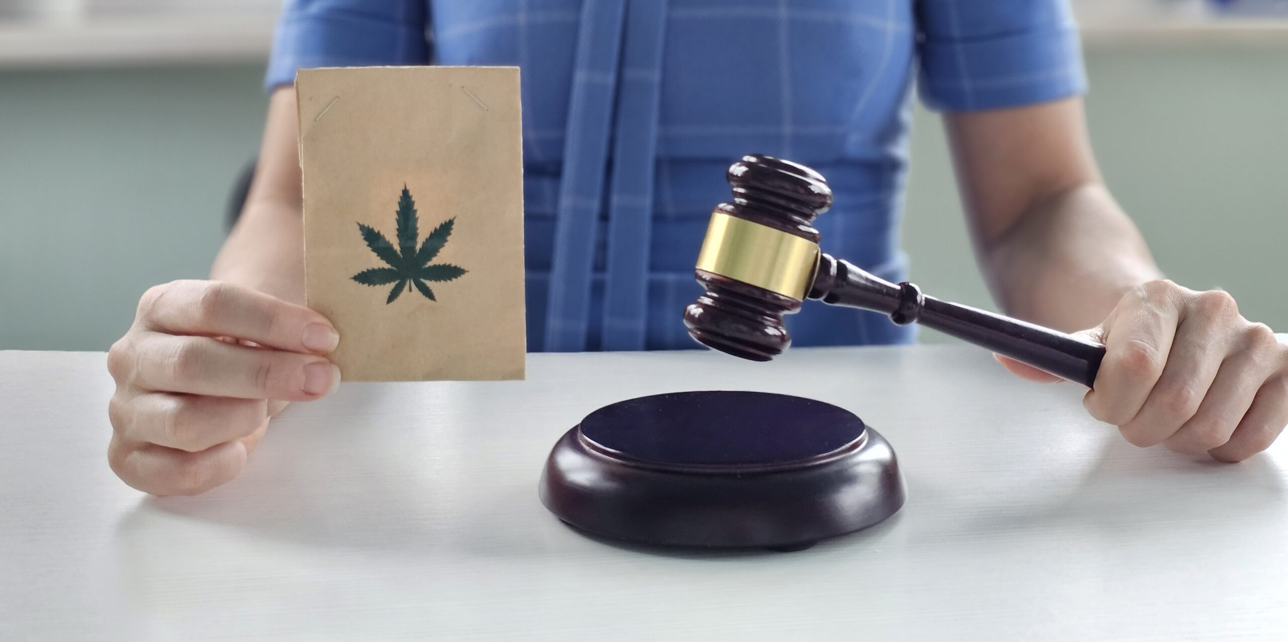 la-marihuana-y-los-productos-de-canamo-en-la-audiencia-judicial-con-el-juez-gavel-venta-ilegal-de-concepto-de-cannabis